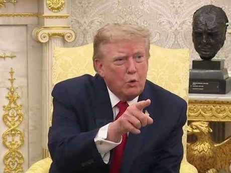 Трамп лишил CNN, MSNOW и Politico доступа к Белому дому