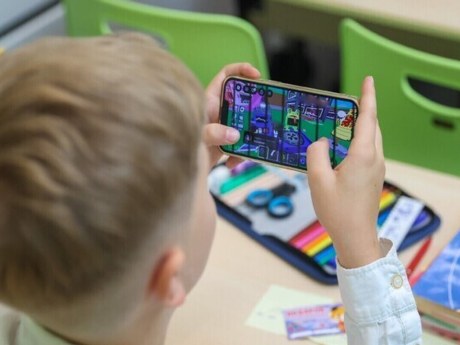 Ранний смартфон связали с ухудшением психического здоровья к 18–24 годам