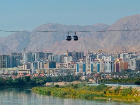 Жара усиливается: как города Таджикистана готовятся к новым условиям